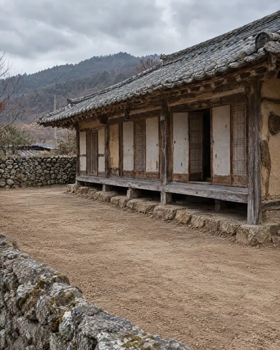 묵은 짐을 정리한 시골집 마당